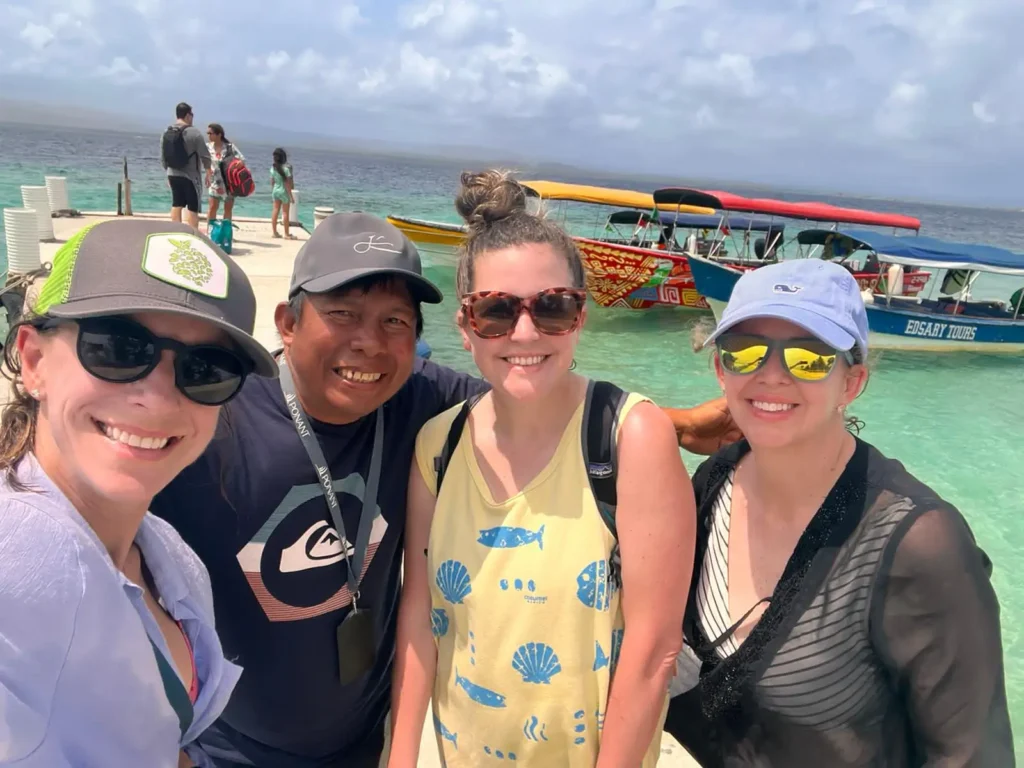 Elias Perez con turistas en San Blas