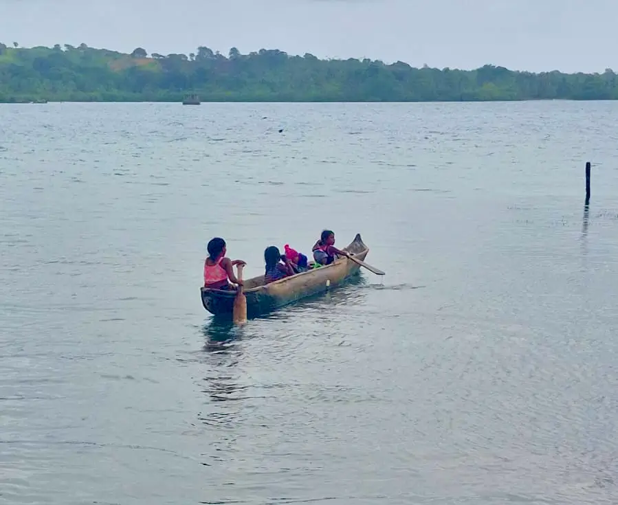 cayuco transportando los niños desde Mamitupo